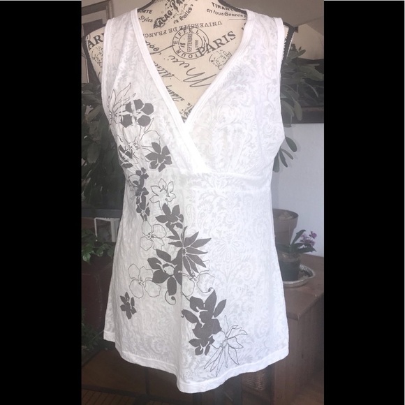 *Bundle Of 4 tops all size medium. Unknown brands - Picture 3 of 8